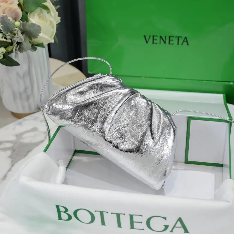 Batch 1260 #𝐓𝐇𝐄 𝐏𝐎𝐔𝐂𝐇 Silver Small Cloud Bag The exciting cloud bag ☁️ has been upgraded again ❕blingbling✨ The clouds are super eye-catching! ☁️Yunduo's bag shape and the sheepskin material upper design are really cute and rustic, and the stunning beauty is irresistible. The Nappa lambskin lining is high-end and exquisite, which makes the seemingly ordinary Yunduo feel more luxurious, and the sense of high-end is overwhelming. It is so awesome💥 Size: 23*13, model: 6671